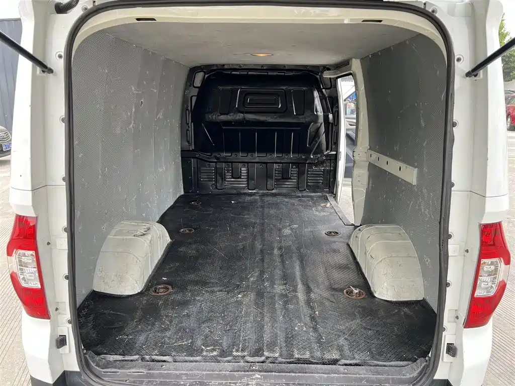 SAIC MAXUS CHASE EV30