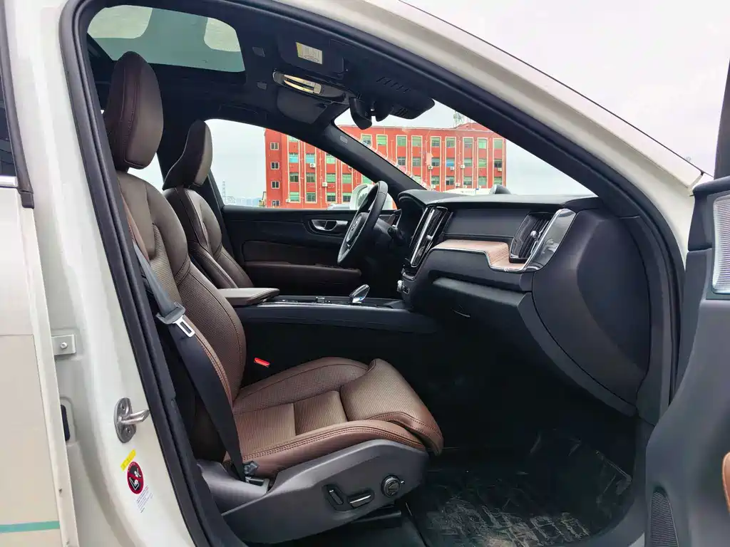 Volvo XC60 PHEV — миниатюра 10