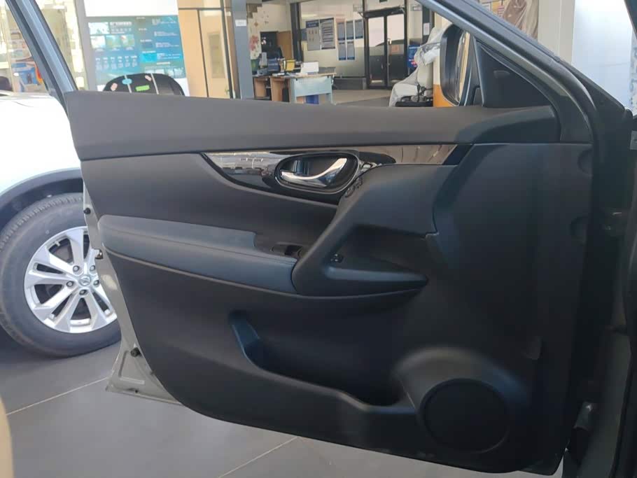 Nissan X-Trail 2.0 л 2025 г. Серебристо-серый, пробег 6500 км