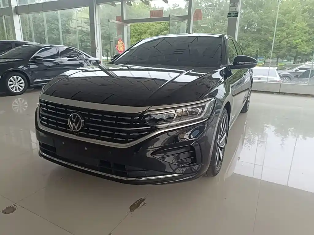 帕萨特 2025款 出众款 380TSI 龙耀版 2025