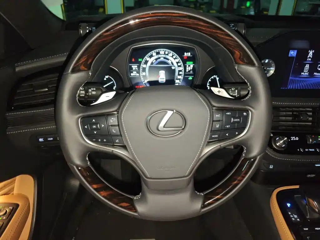 Lexus LS — миниатюра 6
