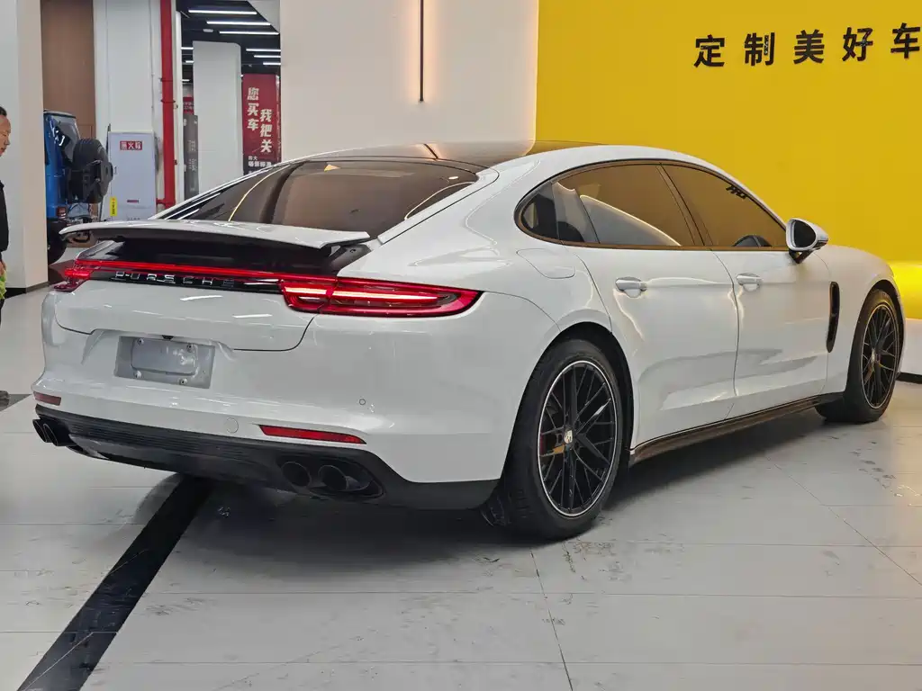 PORSCHE PANAMERA