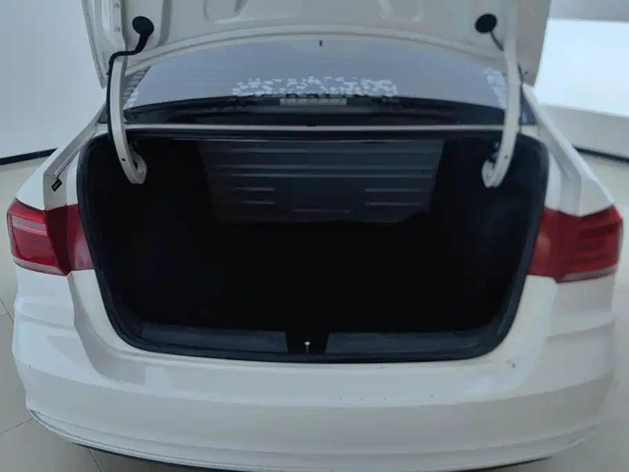 Volkswagen Santana — миниатюра 4