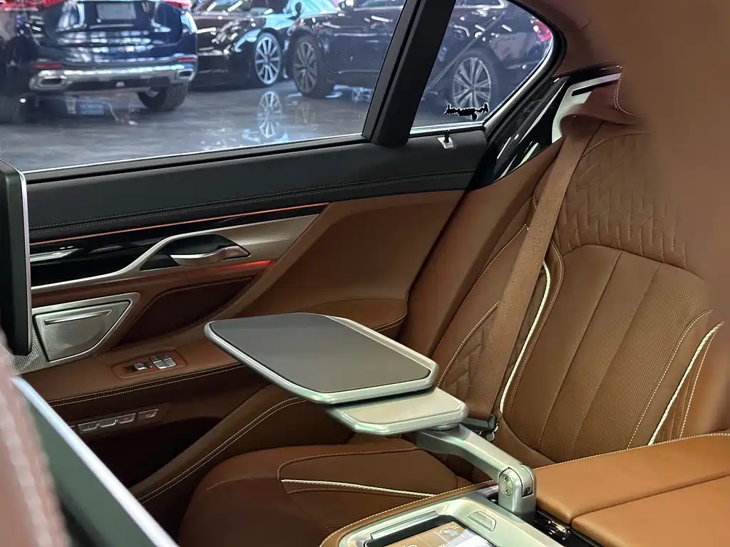 BMW 7 Series — миниатюра 18