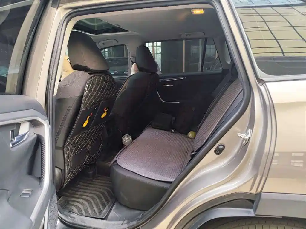 Toyota RAV4 — миниатюра 6