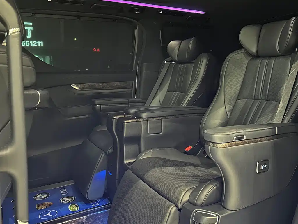 Toyota Alphard — миниатюра 8