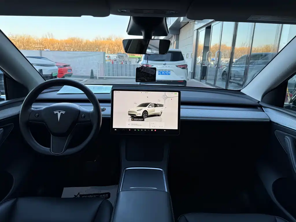 TESLA MODEL Y