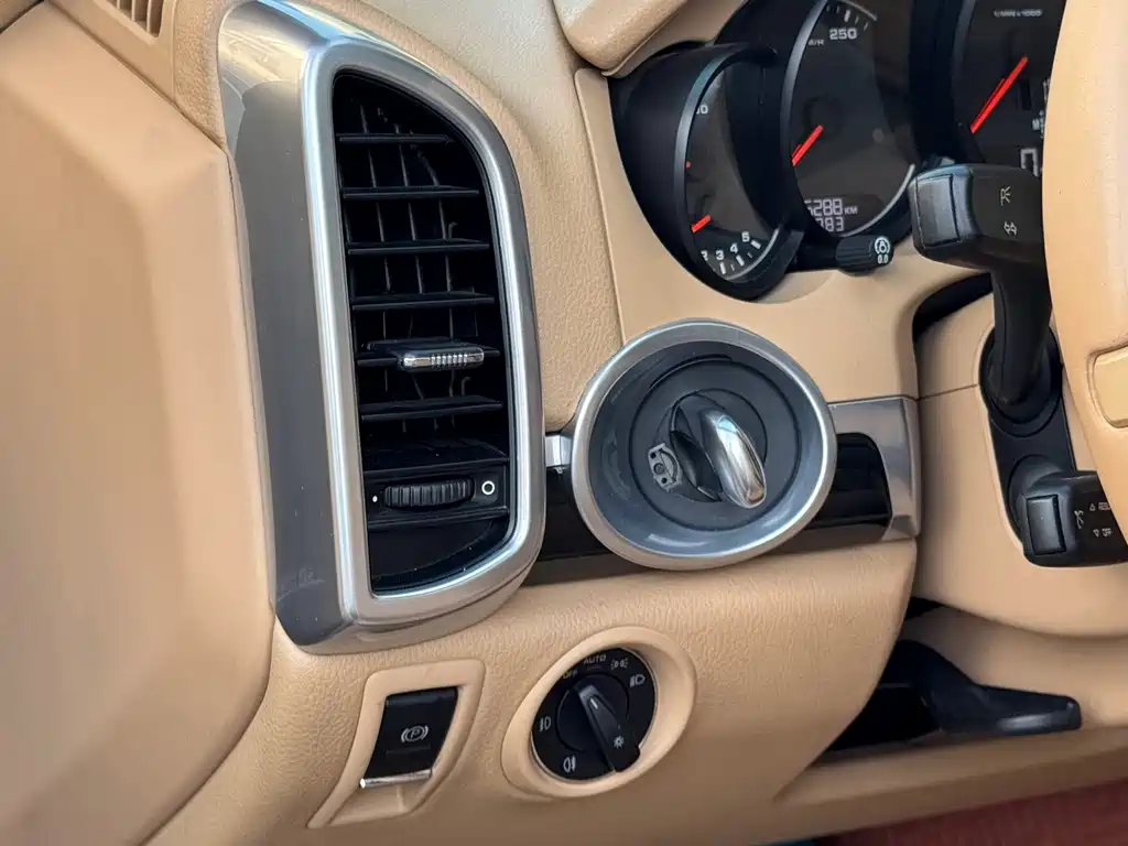 Porsche Cayenne — миниатюра 14