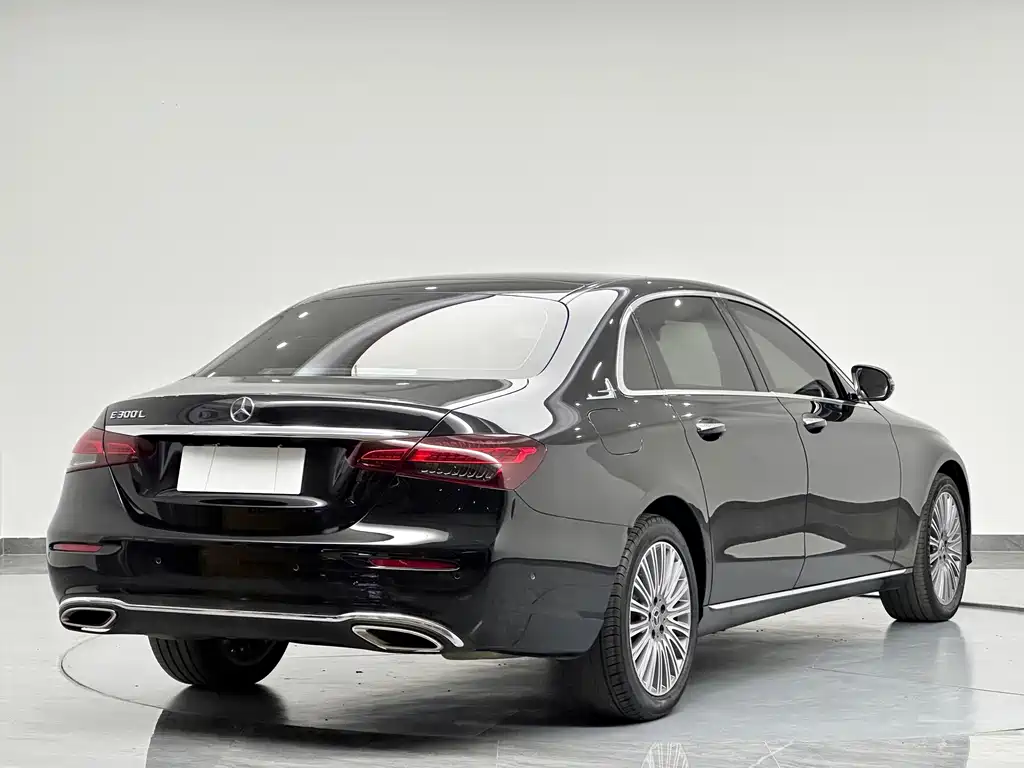 Mercedes-Benz E-Class — миниатюра 8