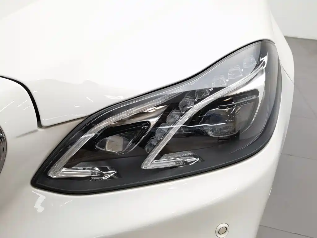 Mercedes-Benz E-Class — миниатюра 7