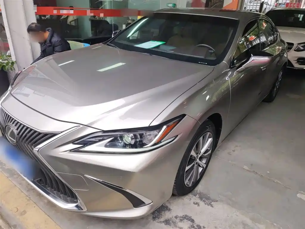 Lexus ES 2021