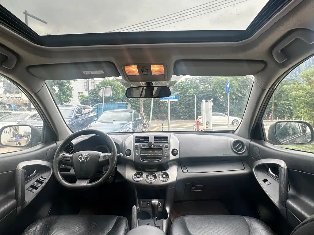 Toyota RAV4 2011 2.4L AT Luxury