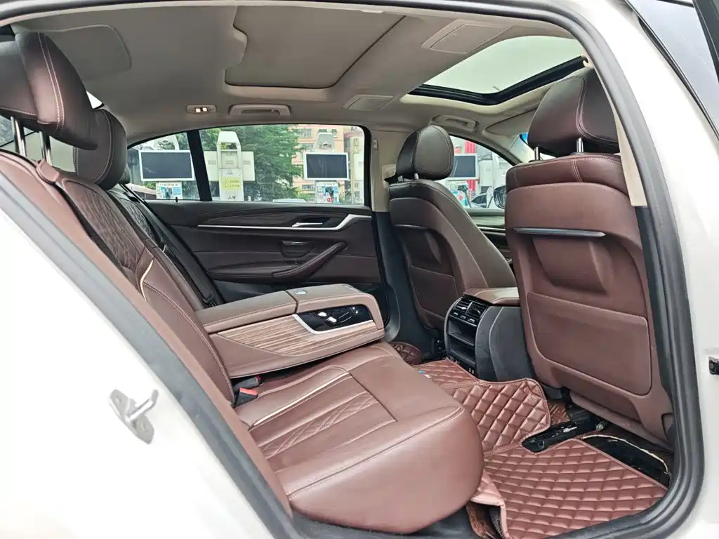 BMW 5 Series — миниатюра 24