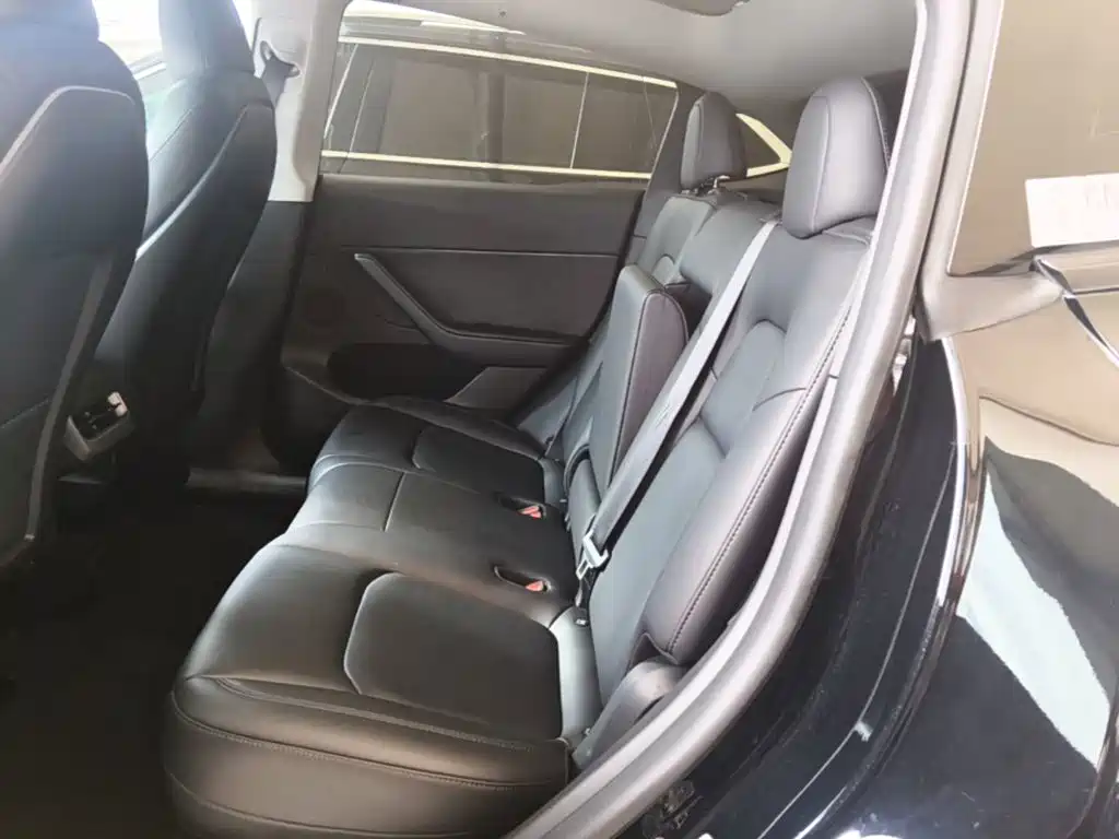 Tesla Model Y — миниатюра 17