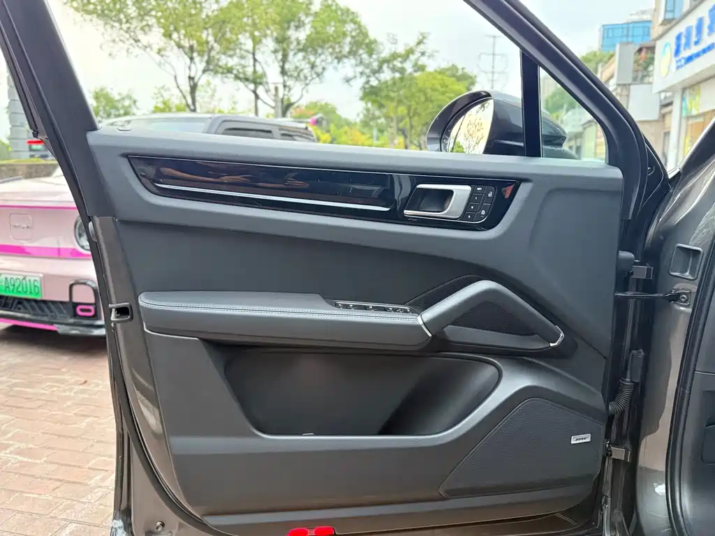 Porsche Cayenne — миниатюра 9
