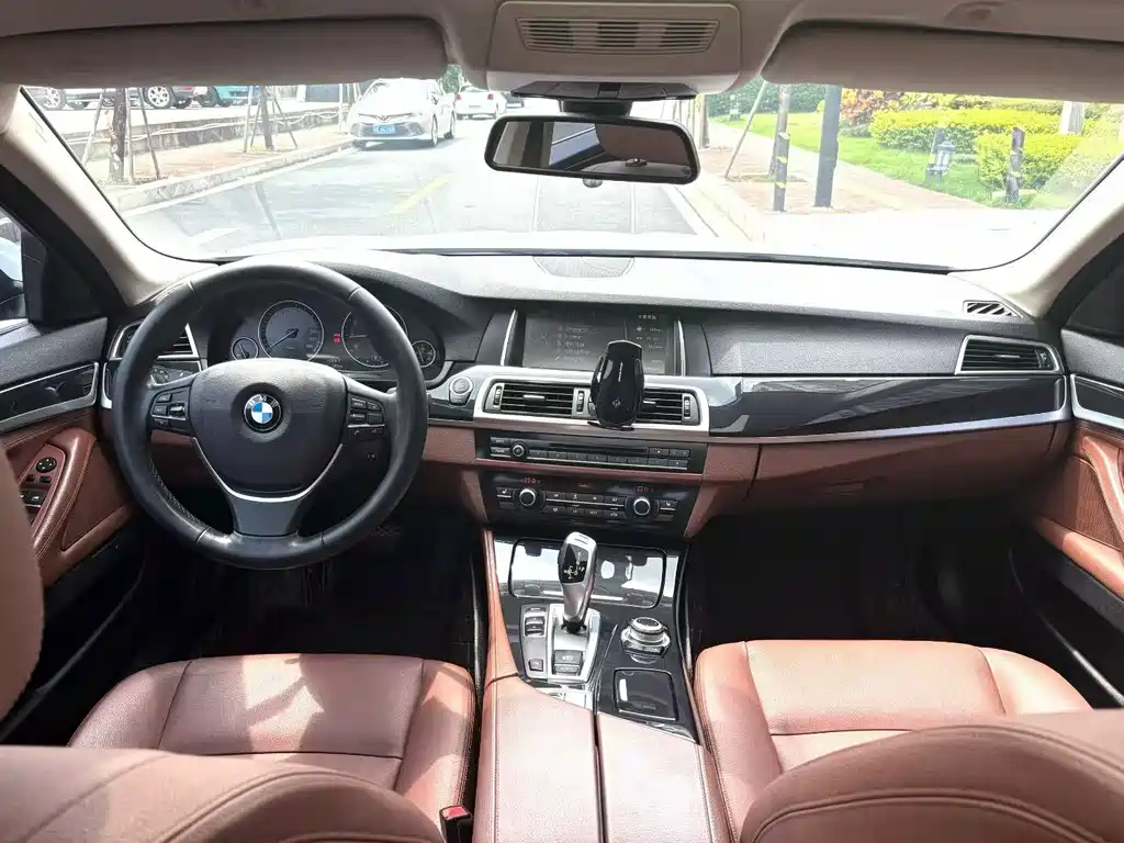 BMW 5 Series — миниатюра 7
