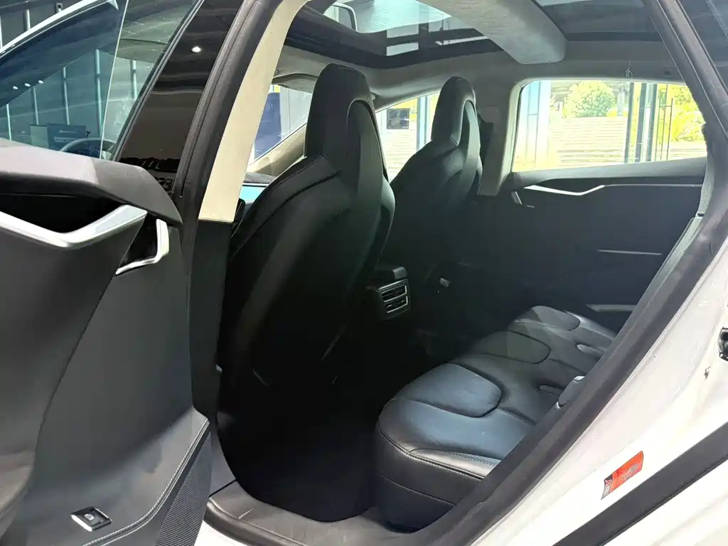 Tesla Model S — миниатюра 3