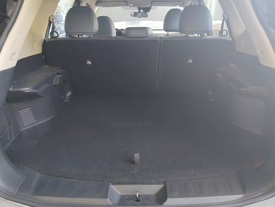 Nissan X-Trail 2.0 л 2025 г. Серебристо-серый, пробег 6500 км