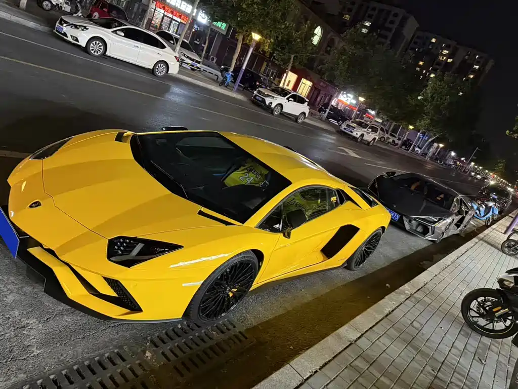 LAMBORGHINI AVENTADOR