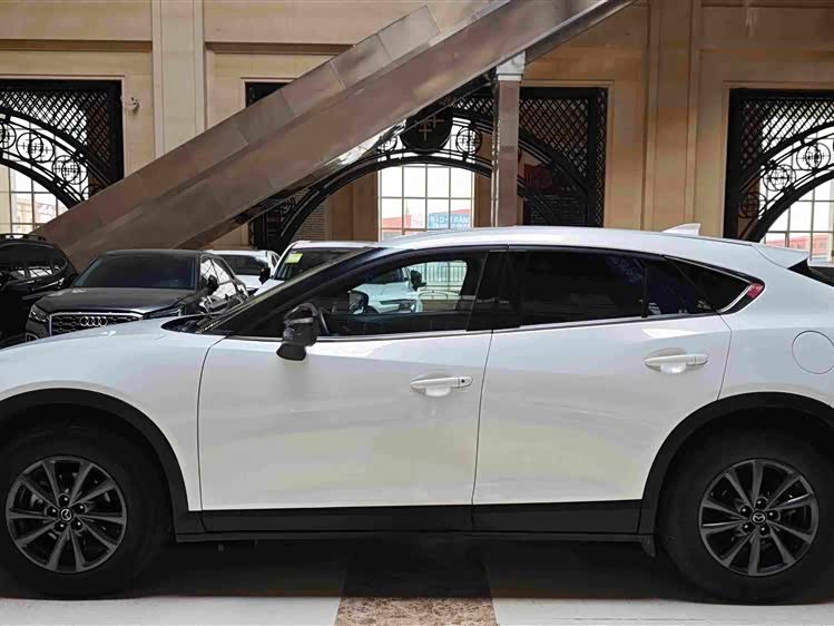 Mazda CX-4 2.0 л 2022 г. Белый, пробег 48000 км