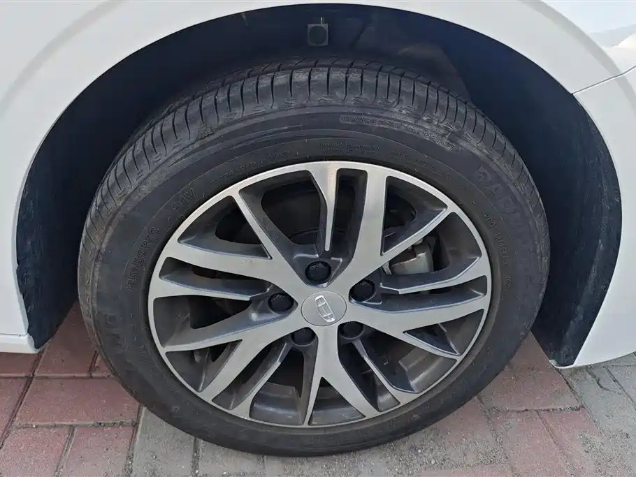 Geely Emgrand 2025 4 1.5L MT