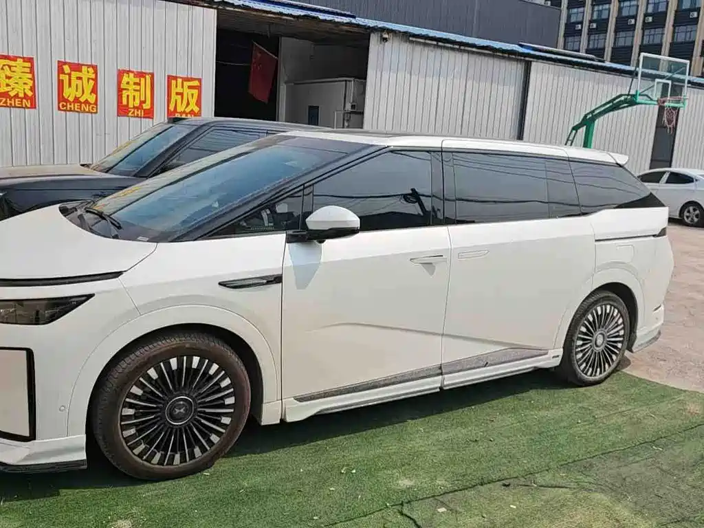 XPeng X9 — миниатюра 2