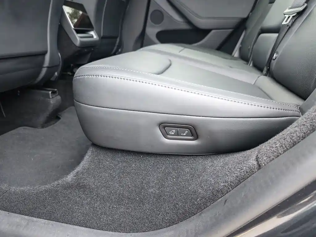 Tesla Model Y — миниатюра 13