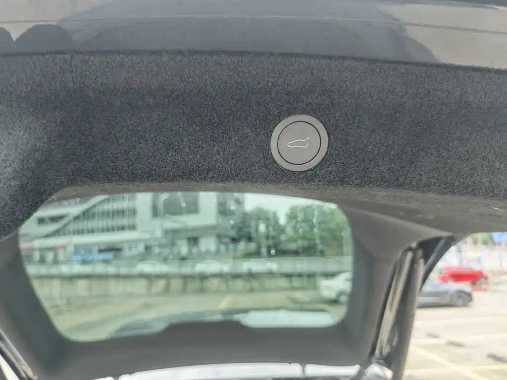 Tesla Model Y — миниатюра 12