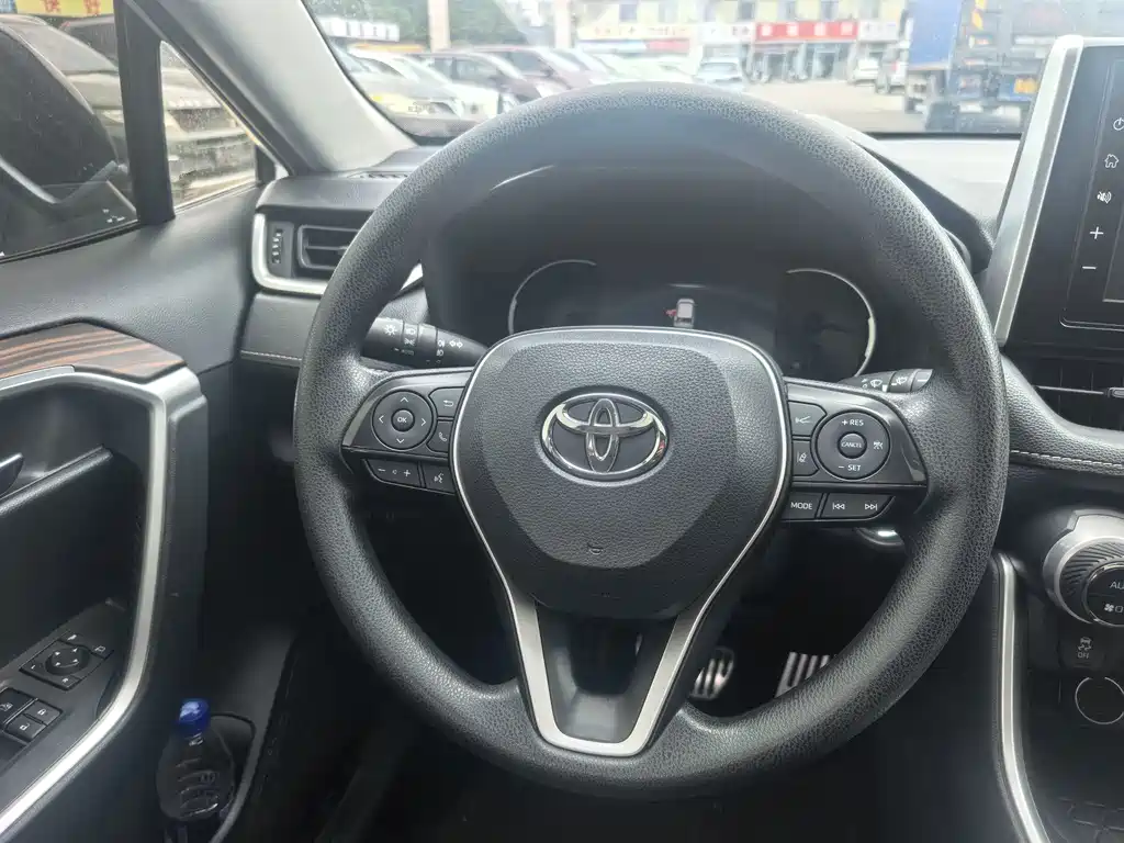 Toyota RAV4 — миниатюра 10