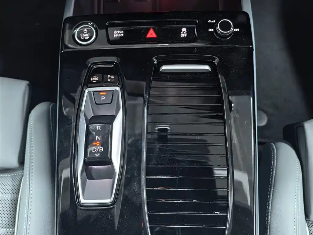 Audi A6L e-tron — миниатюра 12