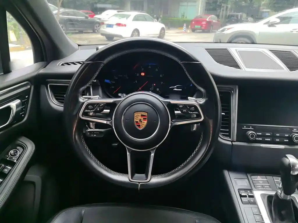 Porsche Macan — миниатюра 3