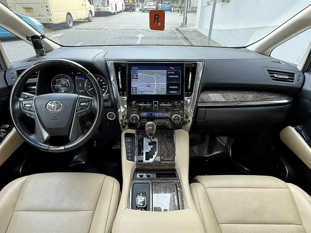Toyota Alphard — миниатюра 4