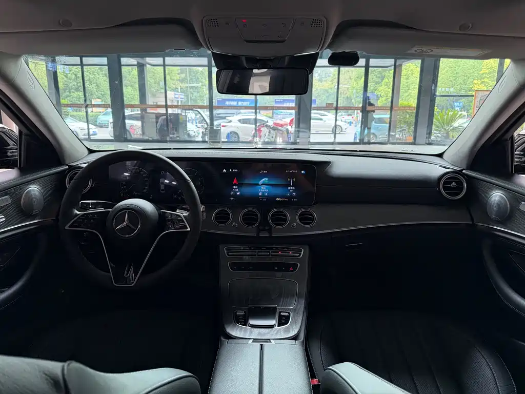 Mercedes-Benz E-Class — миниатюра 8