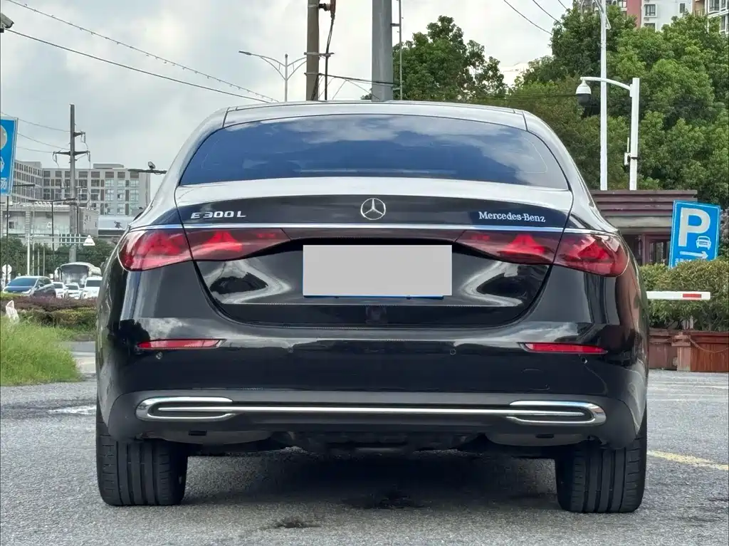 Mercedes-Benz E-Class — миниатюра 8