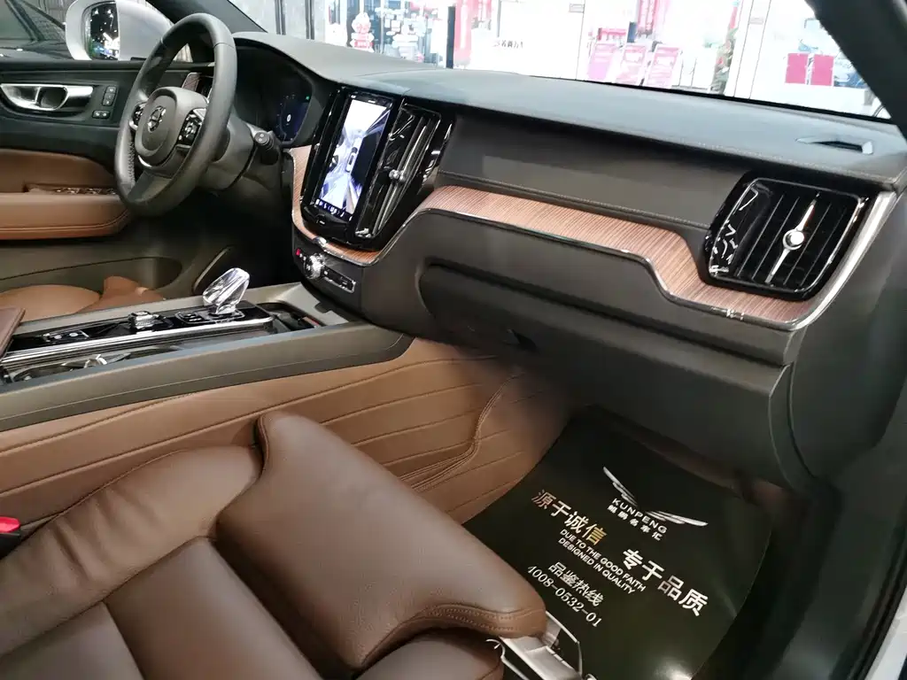 Volvo XC60 PHEV — миниатюра 11