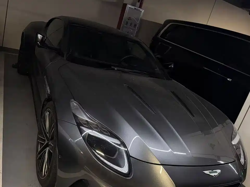 Aston Martin DB12