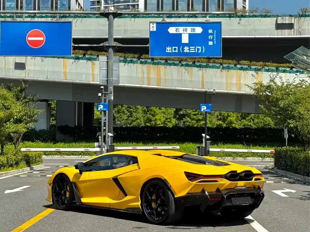 Lamborghini Revuelto — миниатюра 9