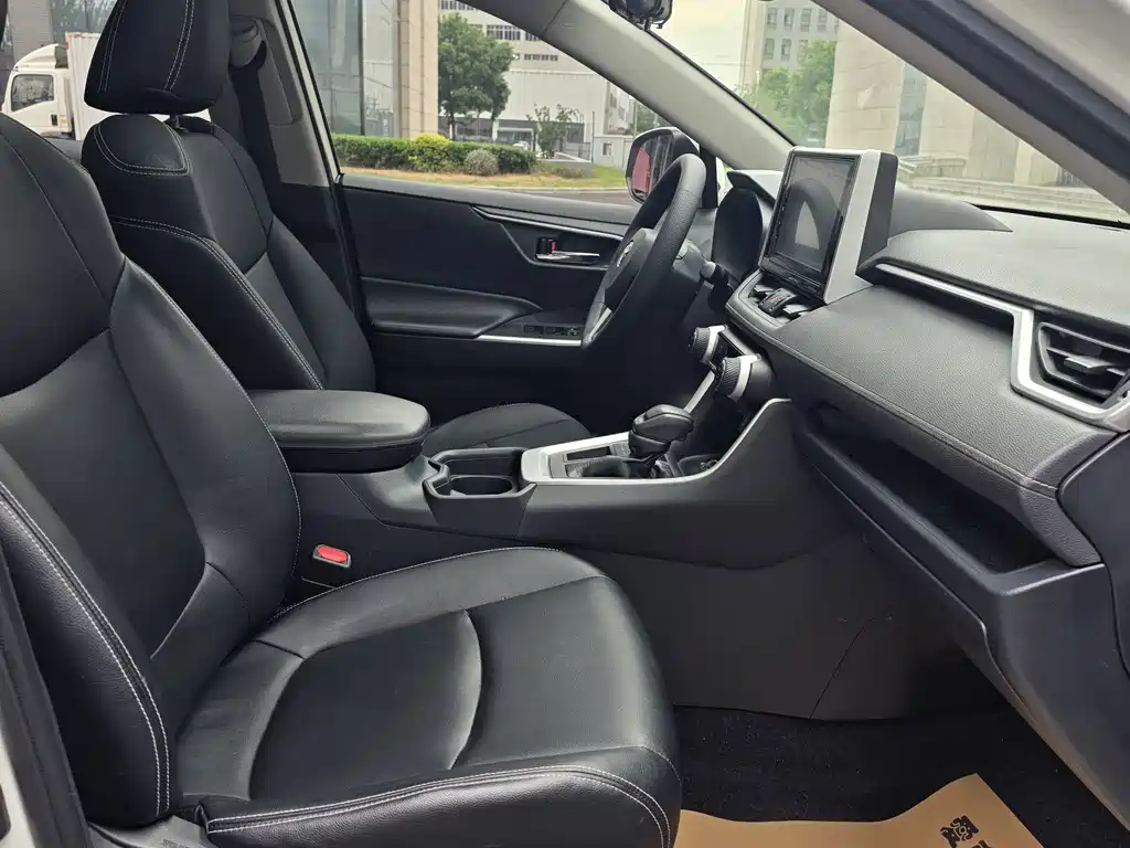 Toyota RAV4 — миниатюра 8