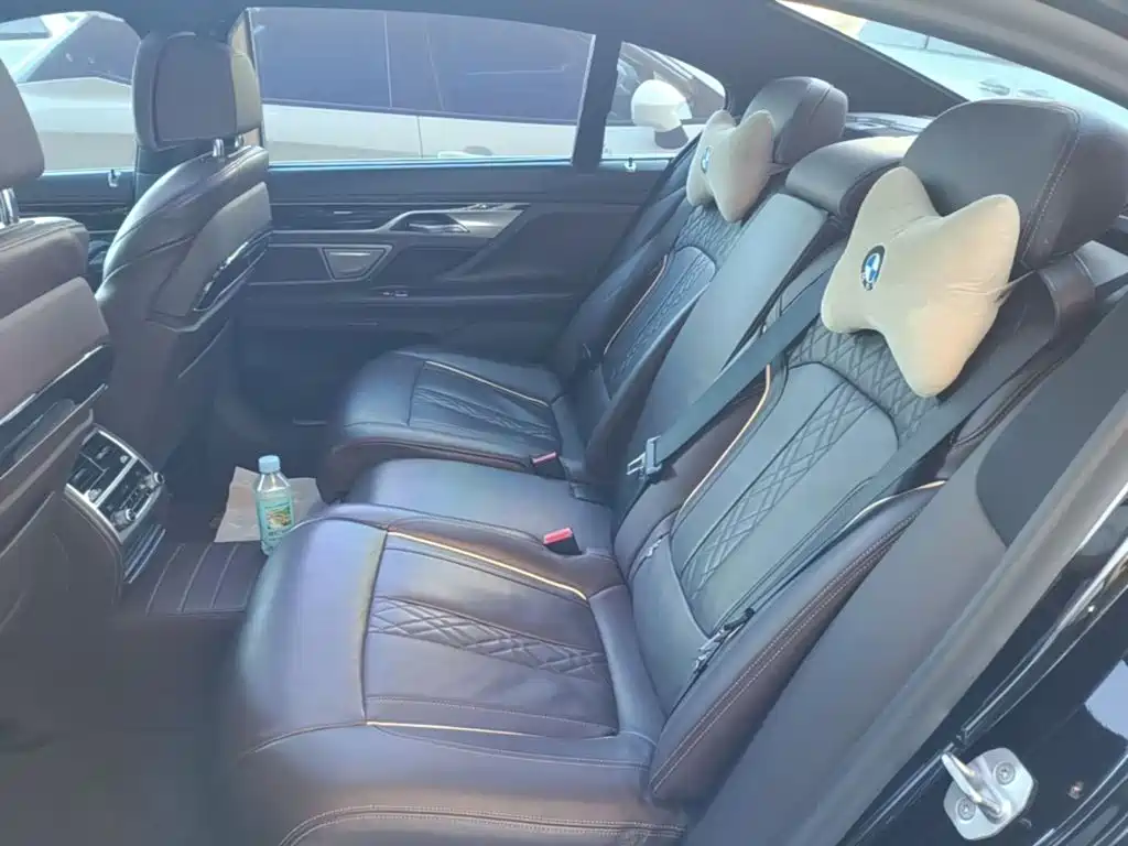 BMW 7 Series — миниатюра 17