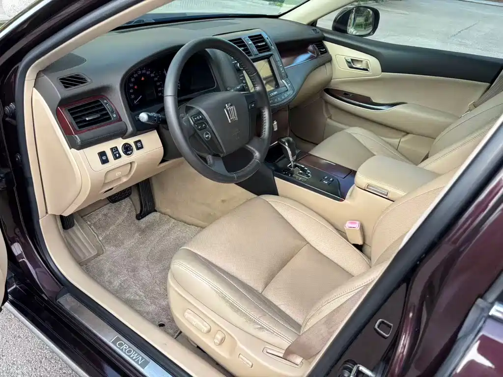 Toyota Crown — миниатюра 6