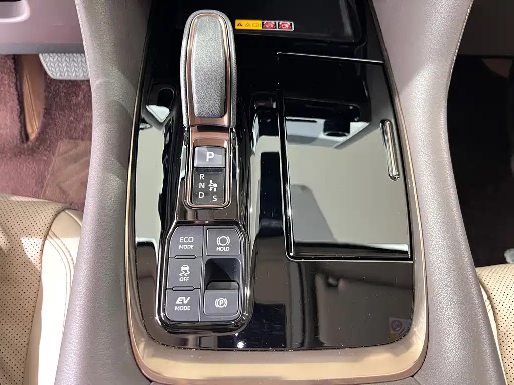 Toyota Alphard — миниатюра 25