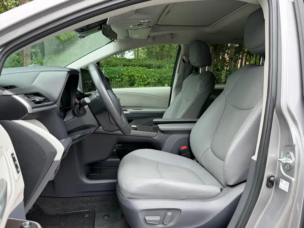 Toyota Granvia — миниатюра 12