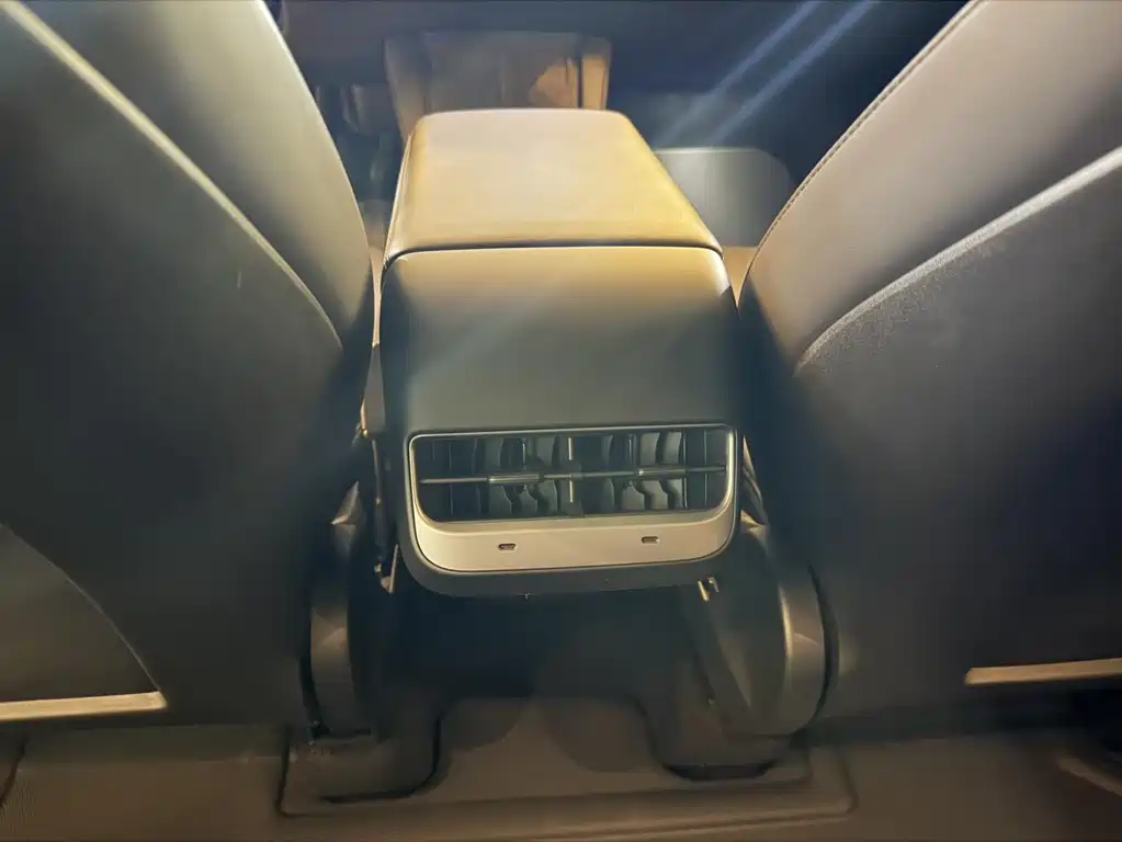 Tesla Model Y — миниатюра 9