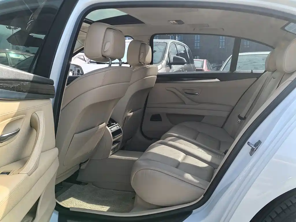 BMW 5 Series — миниатюра 11