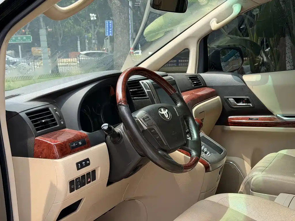 Toyota Alphard — миниатюра 6