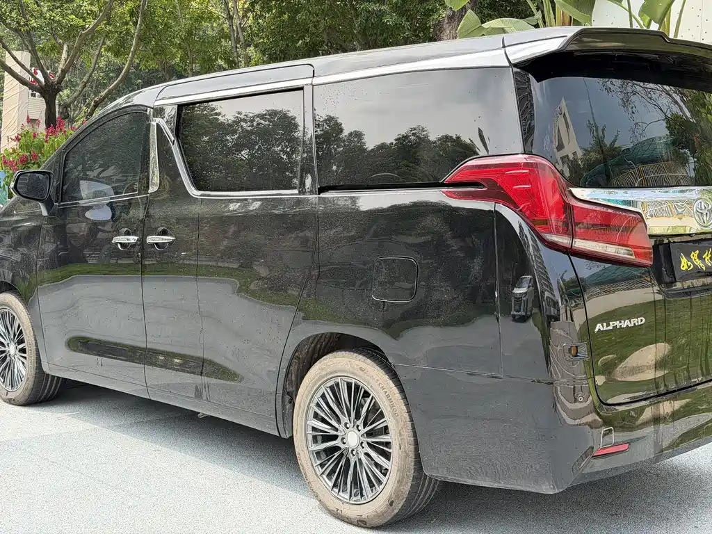 Toyota Alphard — миниатюра 9