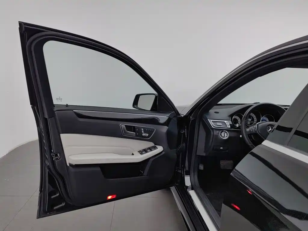 Mercedes-Benz E-Class — миниатюра 8