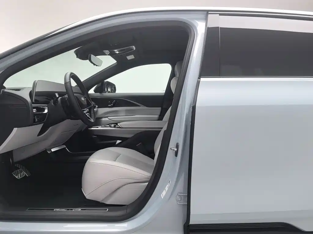 Cadillac Lyriq — миниатюра 10