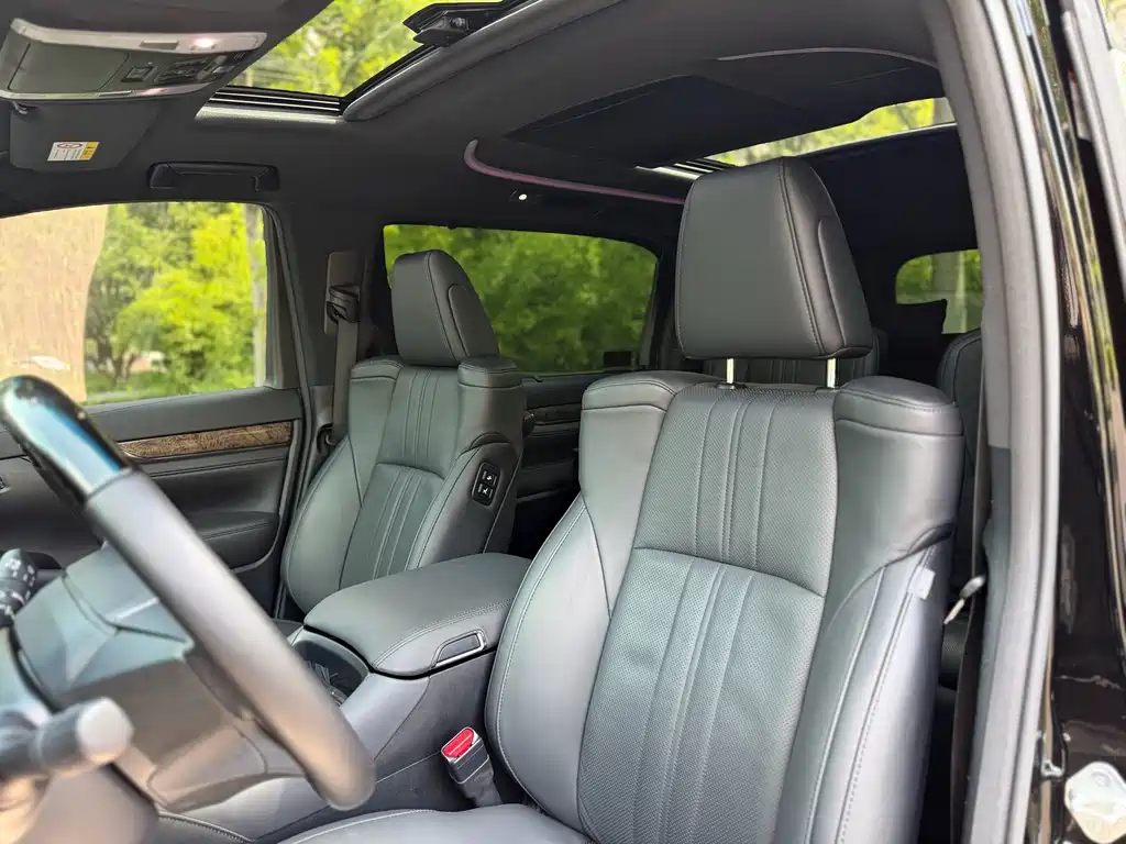 Toyota Alphard — миниатюра 12