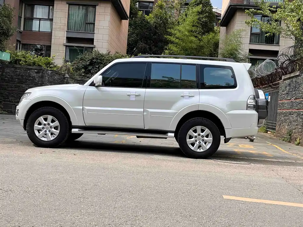 Mitsubishi Pajero (Import) — миниатюра 7
